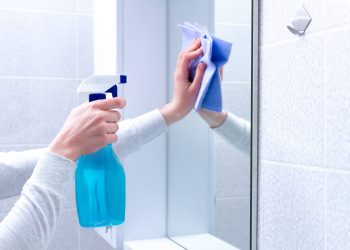 Limpieza de vidrios y espejos: El secreto del acabado profesional